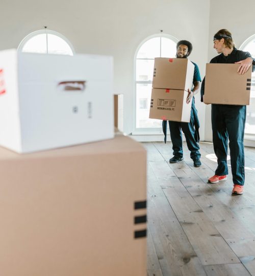 شركة شفت زون السعودية أثناء نقل الأثاث في الرياض"